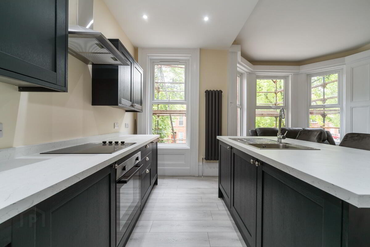 Apt 2, 112 Eglantine Avenue 8 of 15