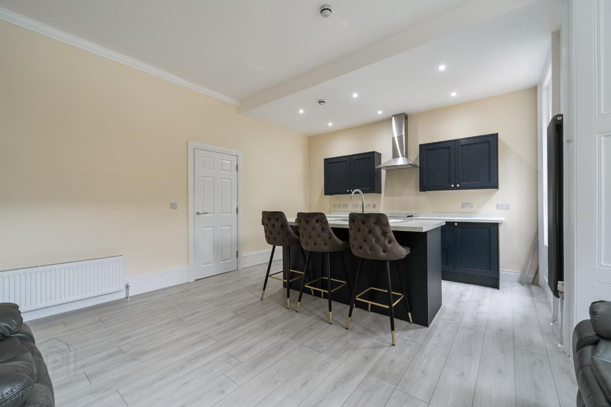Apt 2, 112 Eglantine Avenue 10 of 15