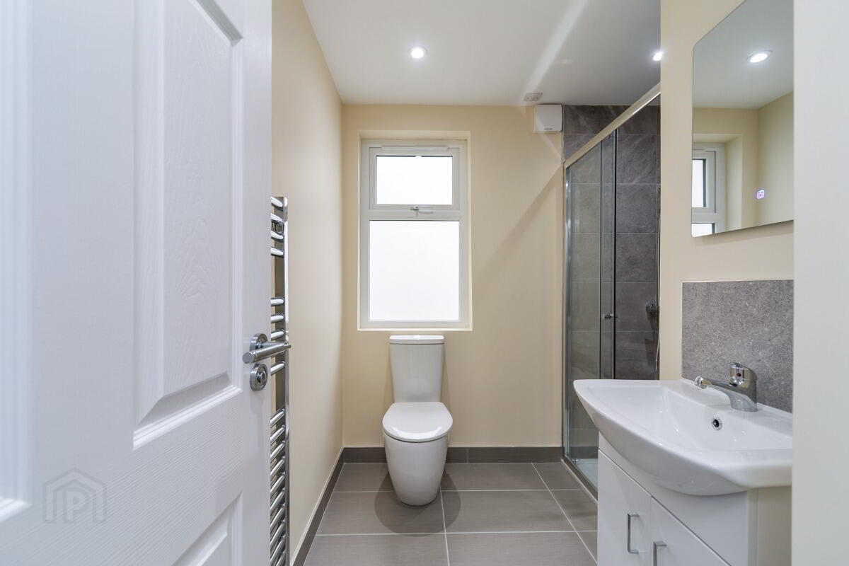 Apt 2, 112 Eglantine Avenue 11 of 15