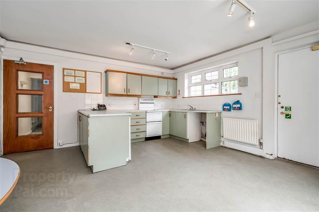 129 University Street - Office 8 4 of 6