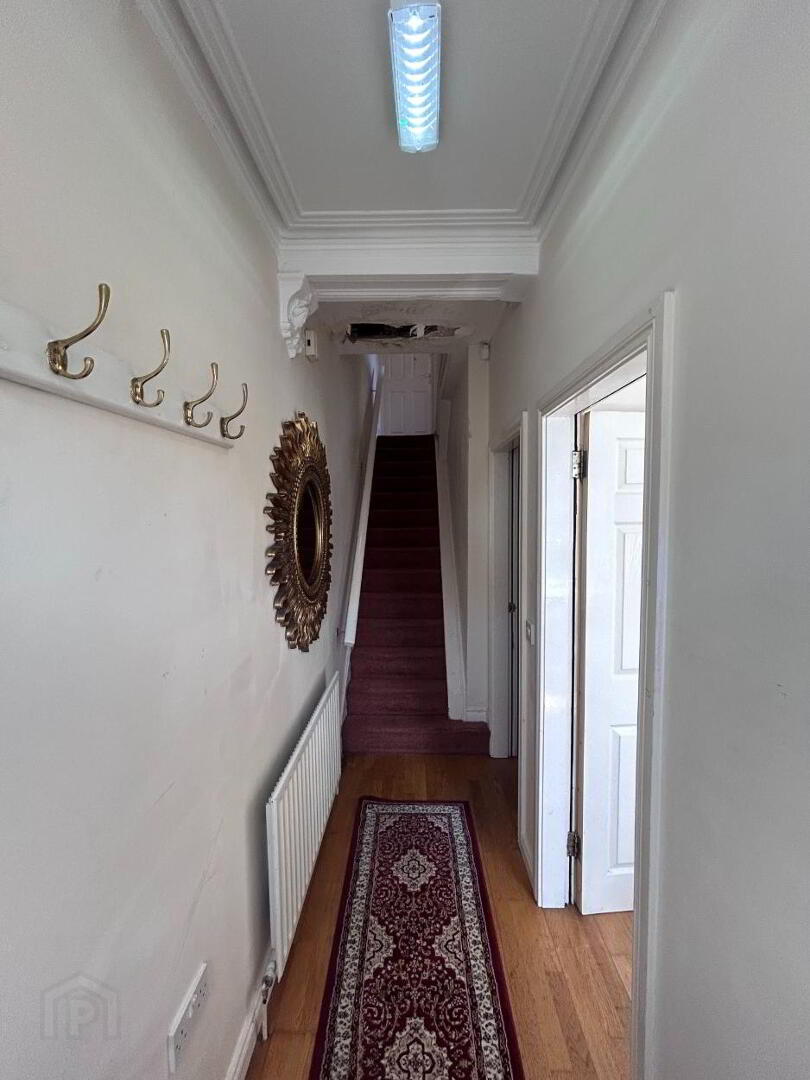 54 Sandhurst Gardens 2 of 12