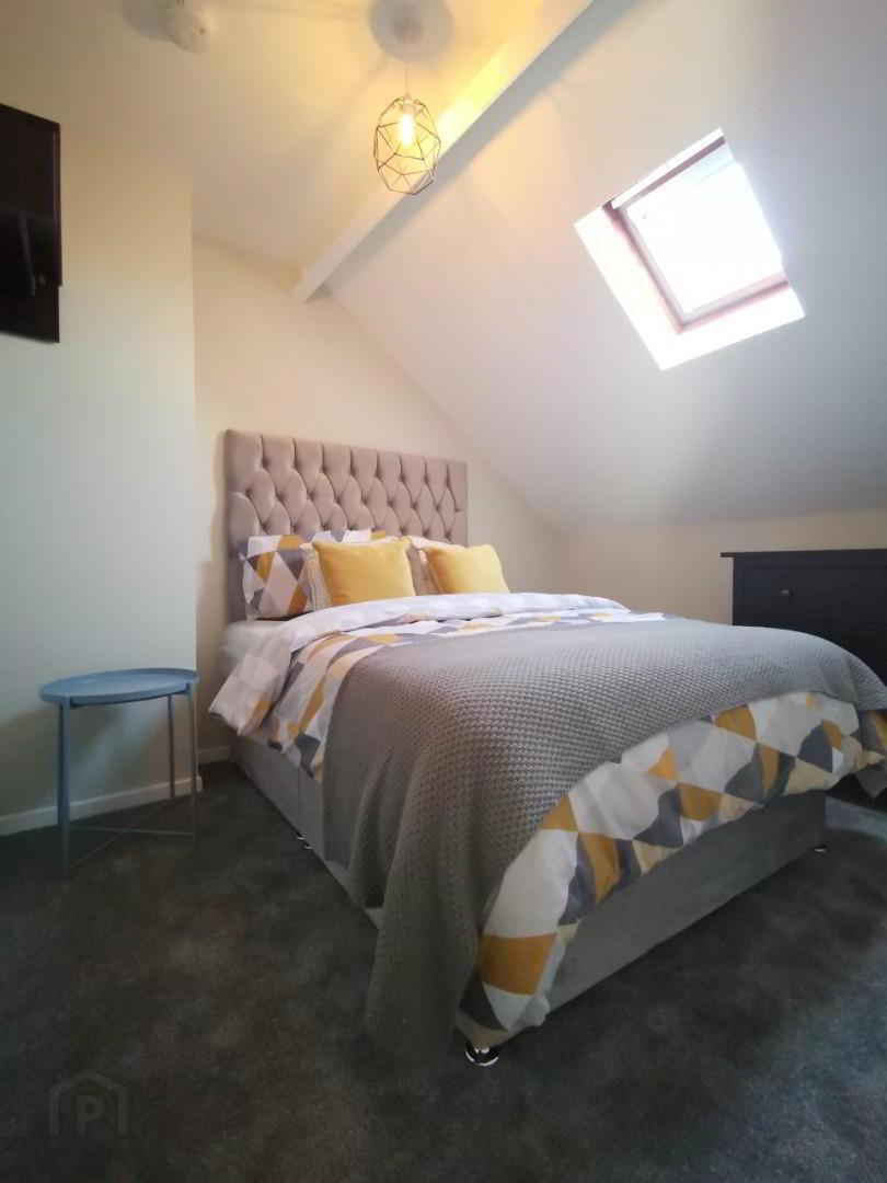 Room 4, 93 Bloomfield Avenue 1 of 13