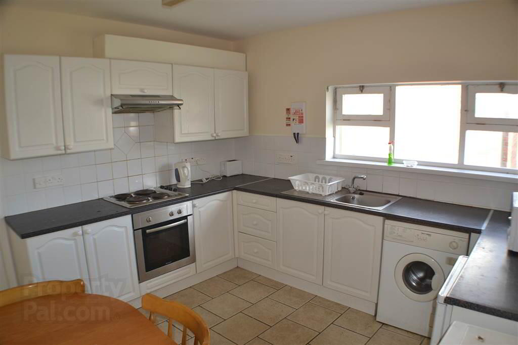 Flat 2, 120 Eglantine Avenue 4 of 7