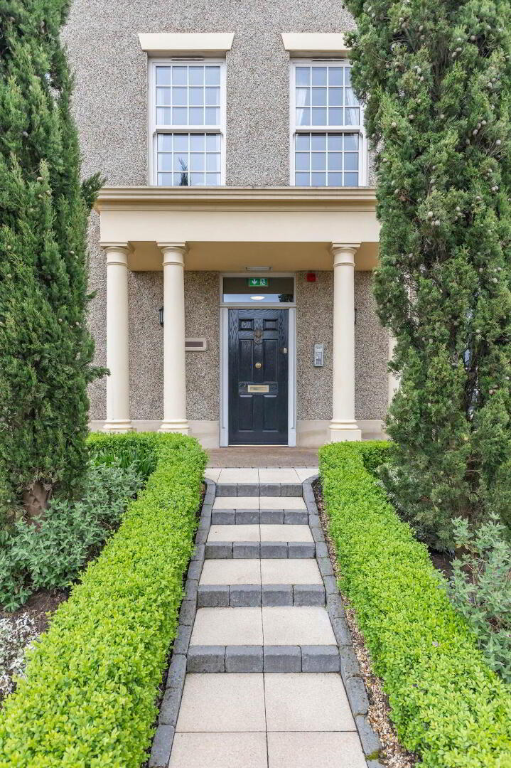 A Penthouse Pied- Terre, 125 Ballantine Gardens