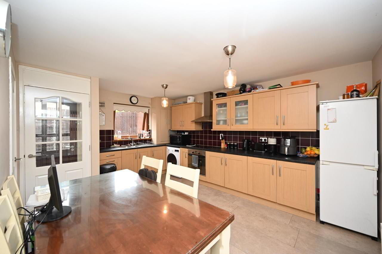 22 Thames Court 3 of 9