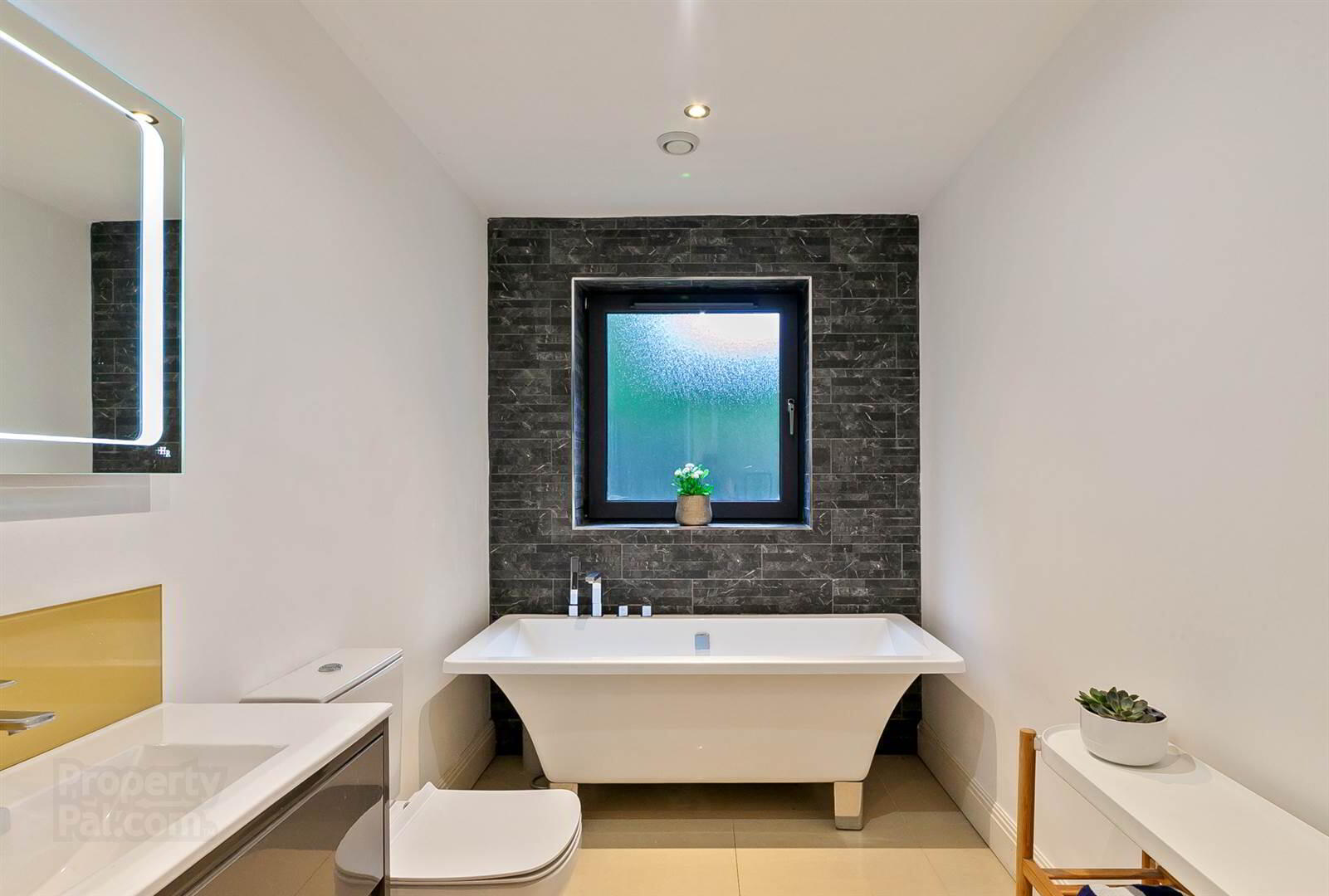 Apt 1 Priory Point, 15 Priory Park 9 of 11