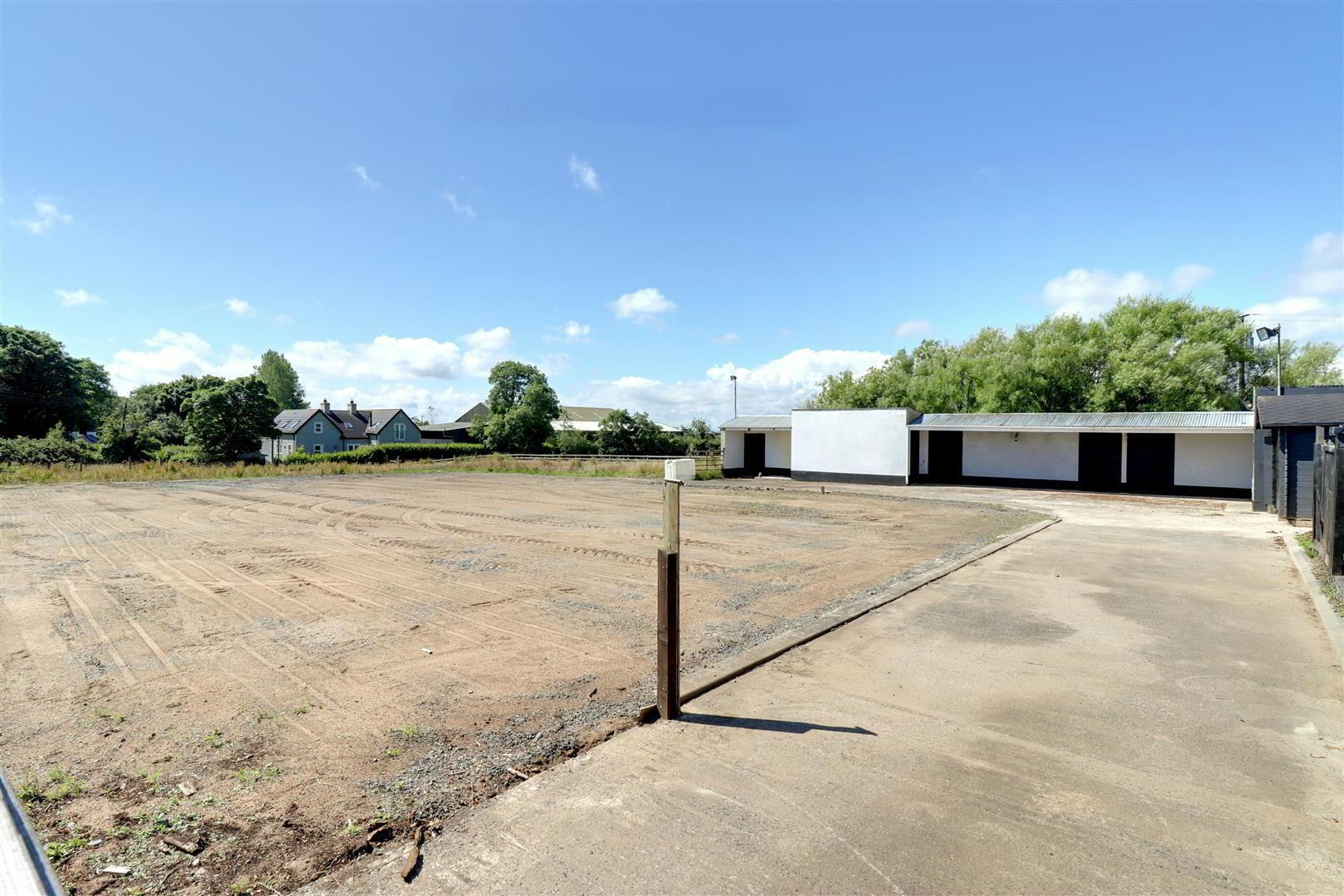 Commercial Yard Beside, 12c