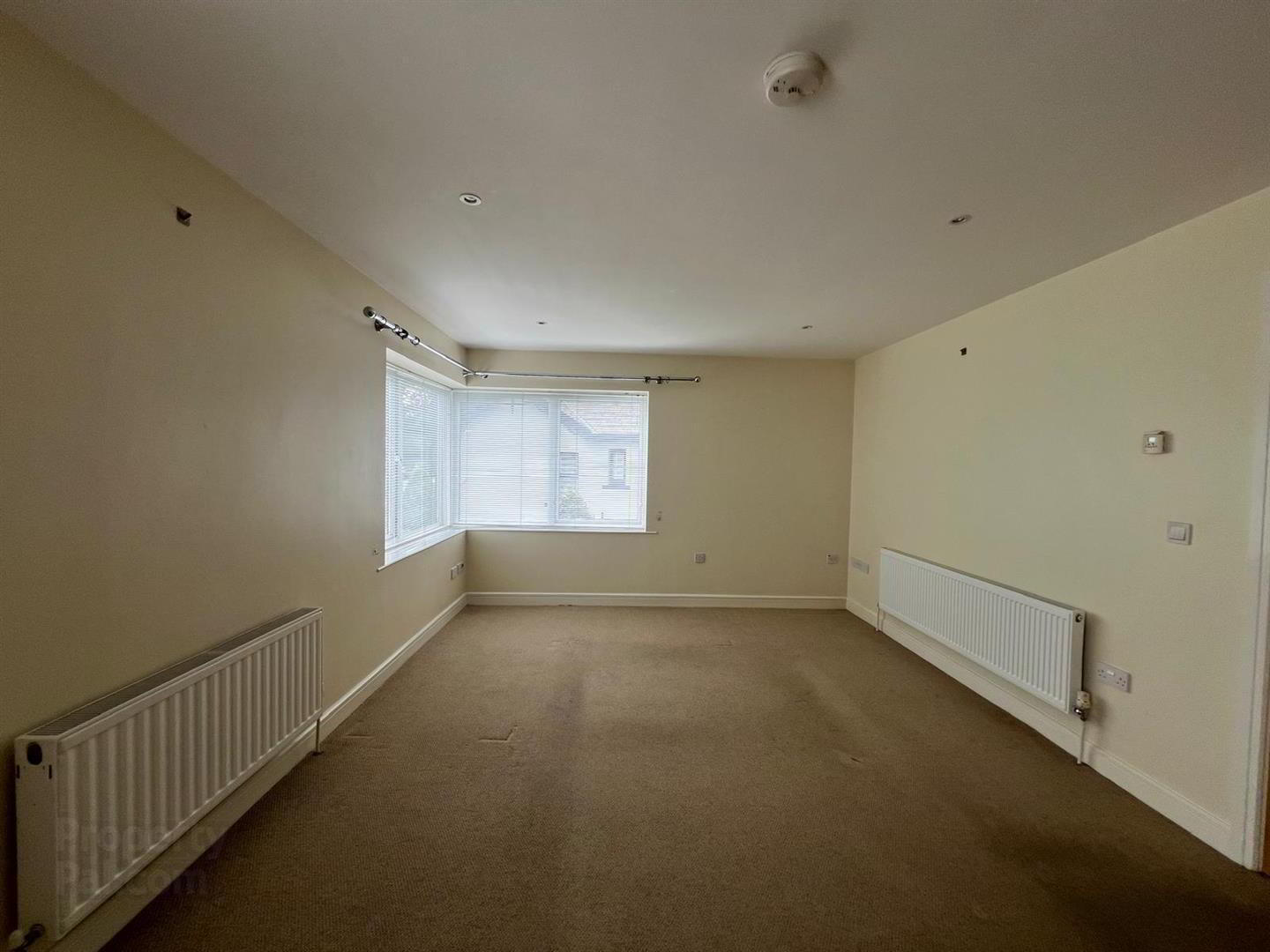 9 Oaktree Manor 8 of 22