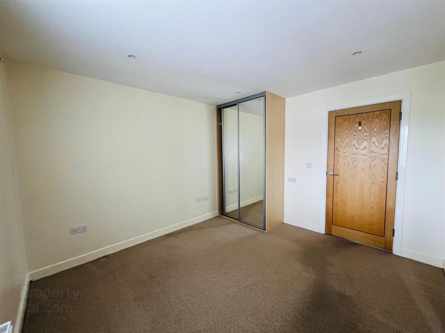 9 Oaktree Manor 14 of 22