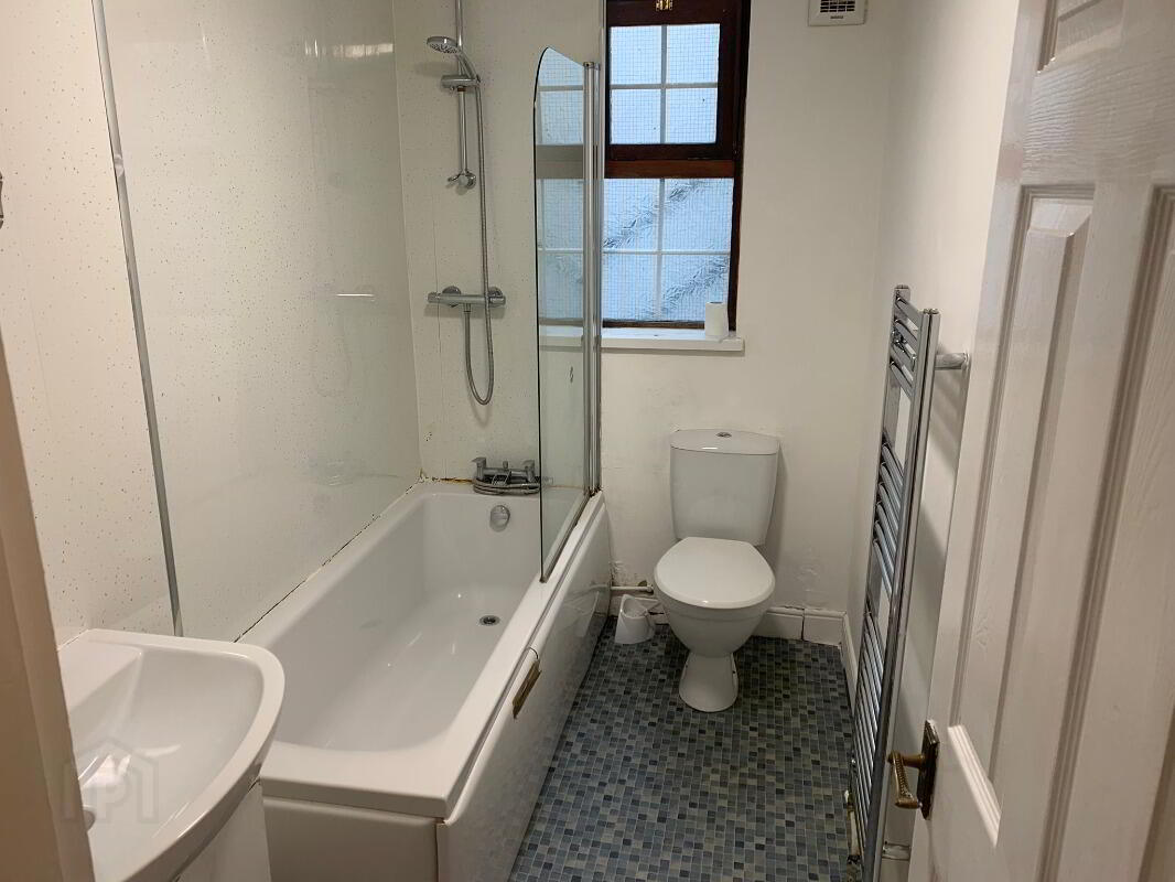 Apartment 3 111 Eglantine Avenue 5 of 6