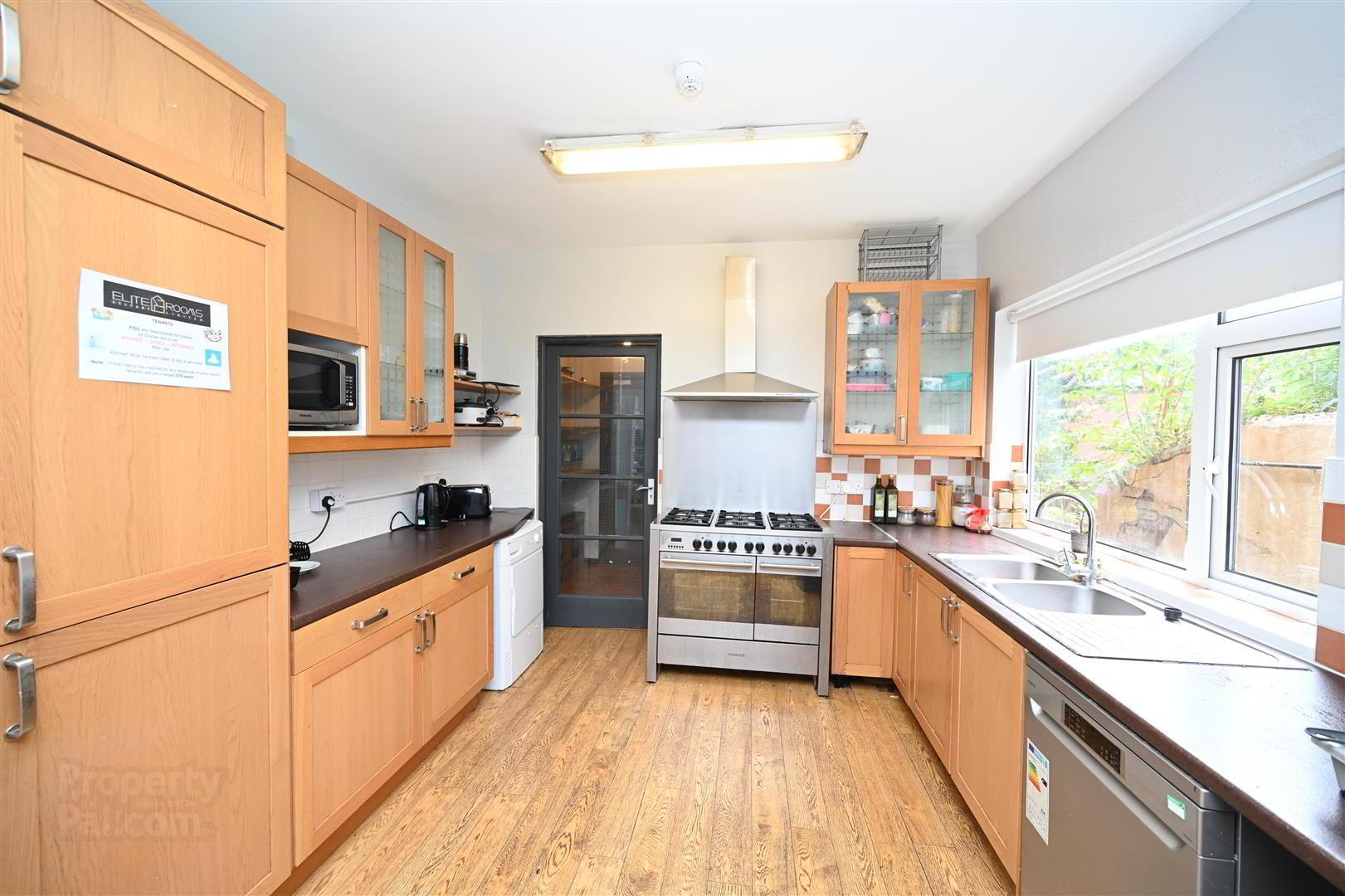 Room 8, 9 Eglantine Avenue 4 of 10