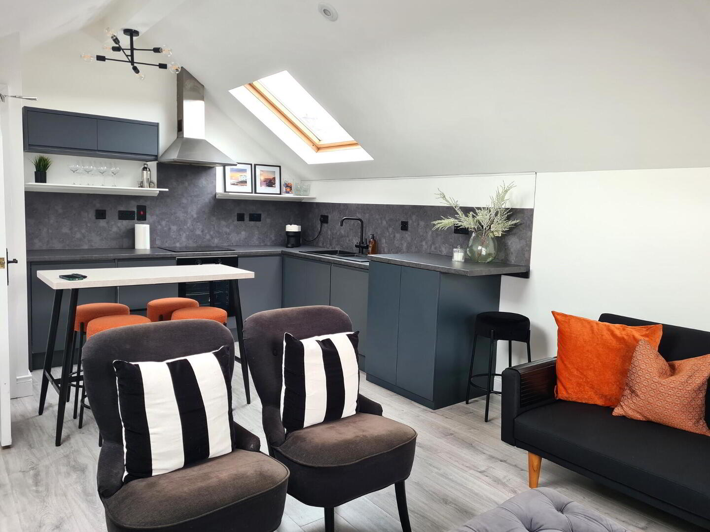 Apt 5 81, Eglinton Street 4 of 6