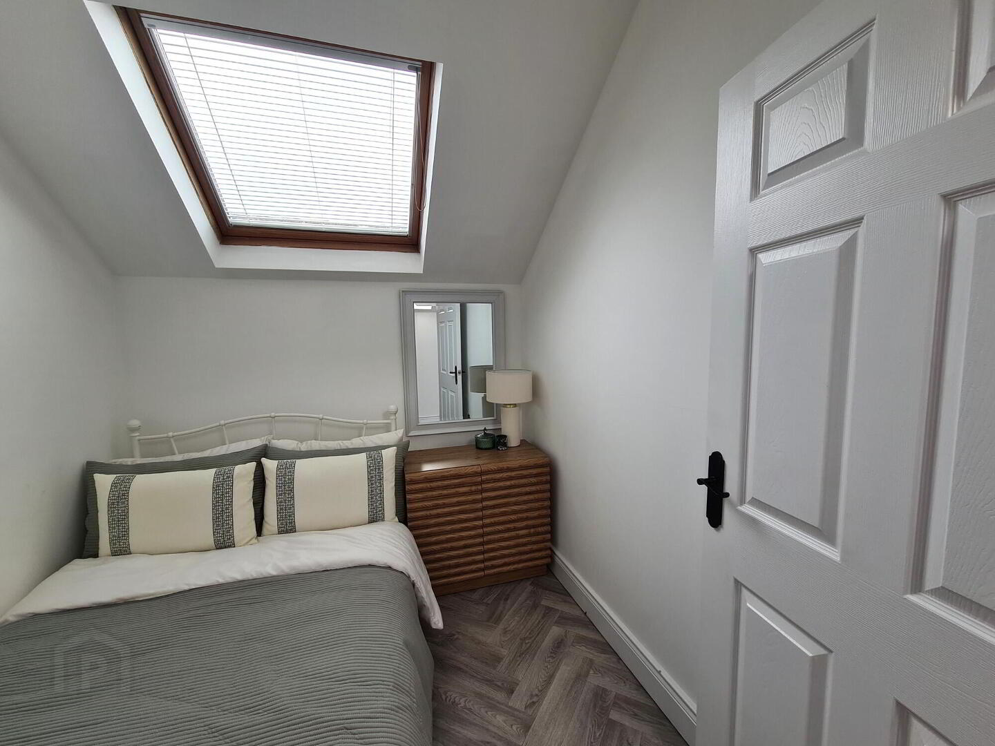 Apt 5 81, Eglinton Street 6 of 6