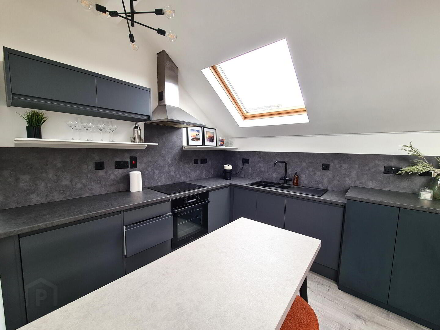 Apt 5 81, Eglinton Street 3 of 6