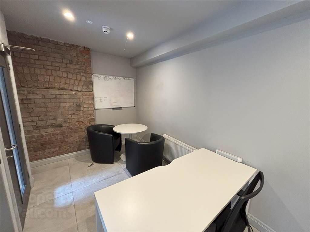 169 University Street 6 of 9