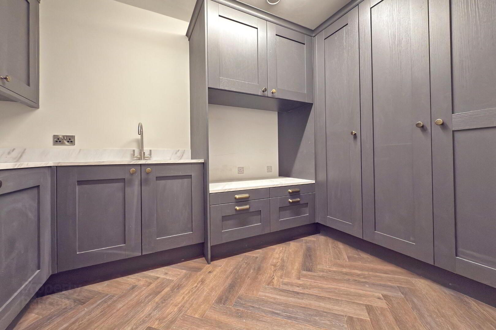 27 Causeway Street 10 of 31