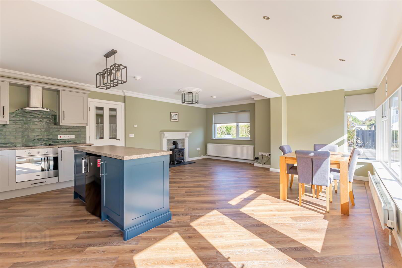 1b Sandhurst Park 4 of 17