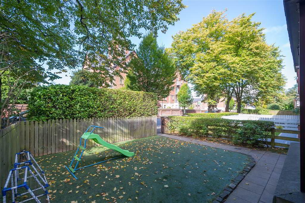 694b Ravenhill Road 4 of 37