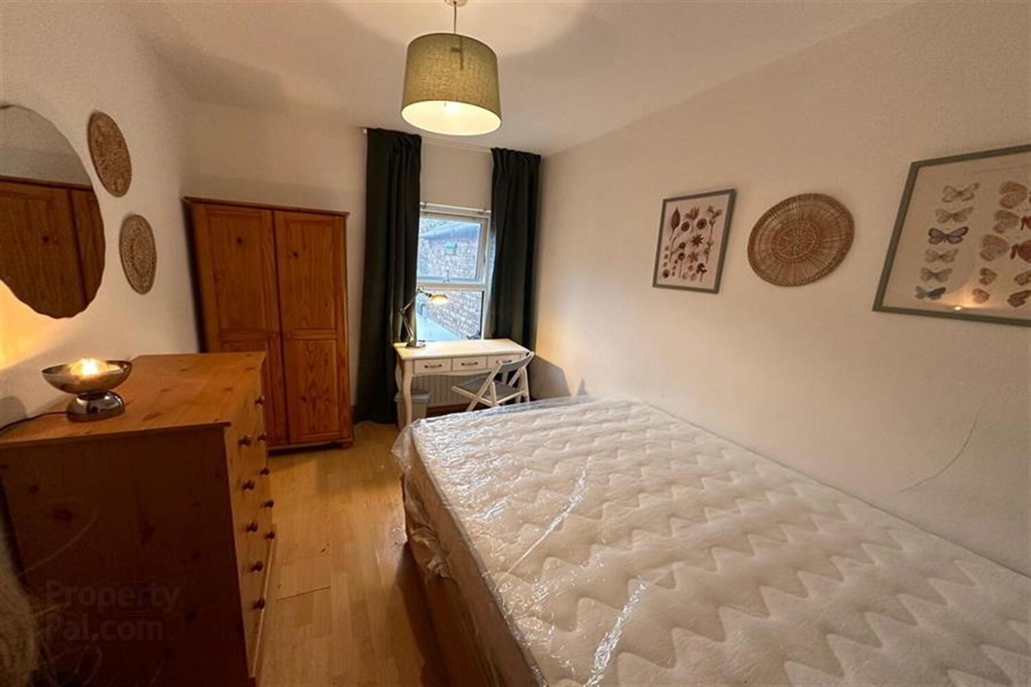 Room 2, 185 Dunluce Avenue 4 of 9