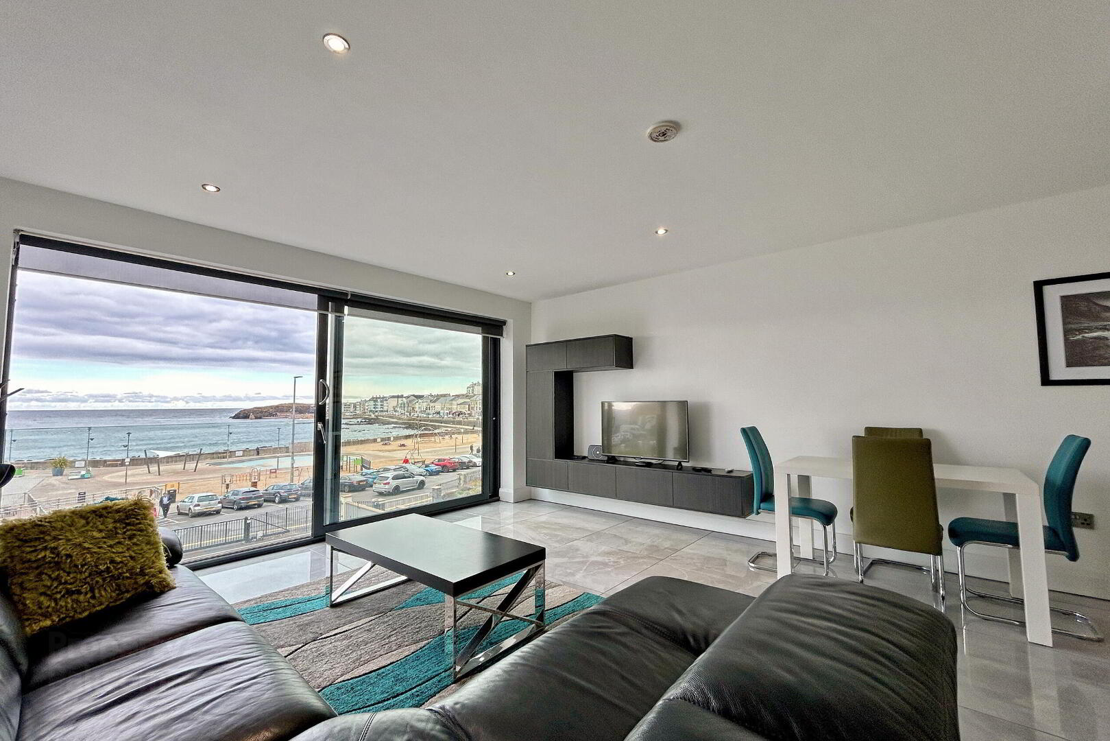 Apt 4, 6 The Crescent 7 of 18