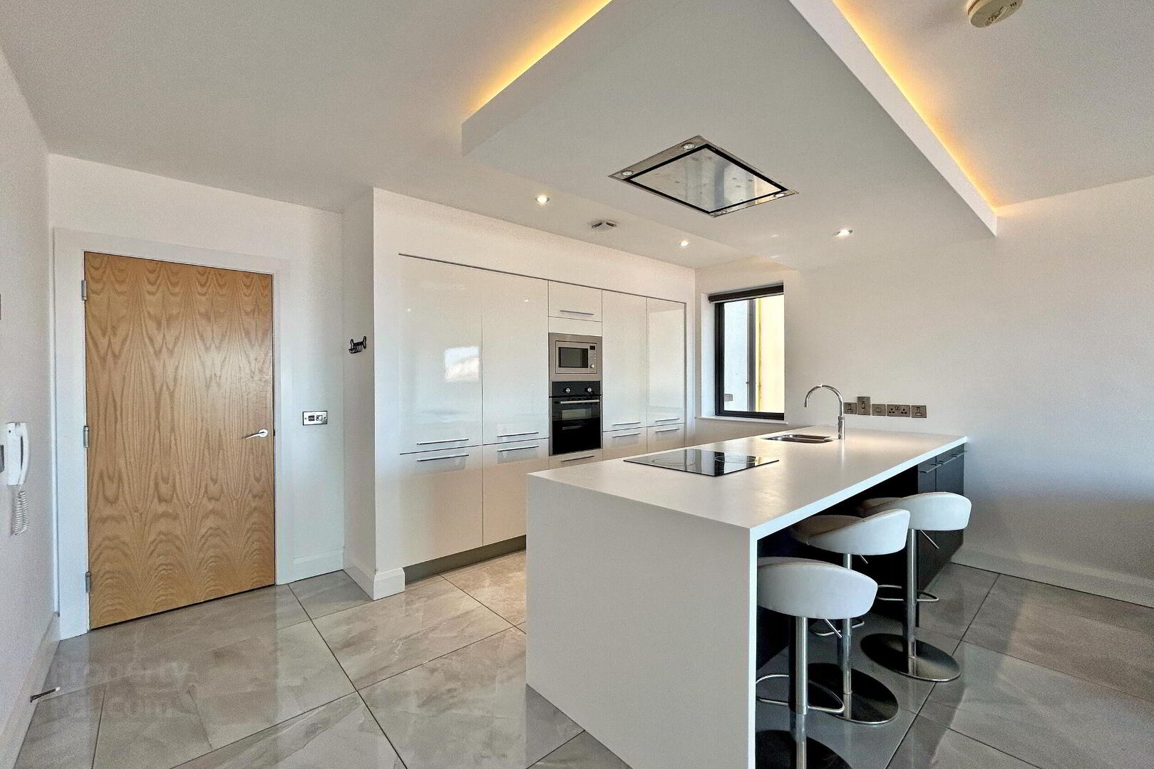 Apt 4, 6 The Crescent 4 of 18