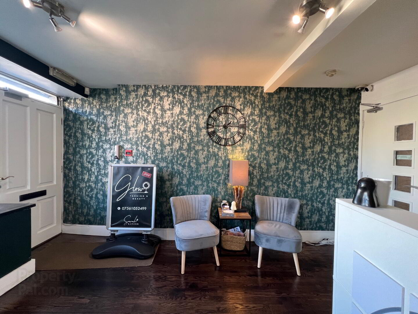 Fully Furnished Beauty Salon, 37 Church Street 4 of 23