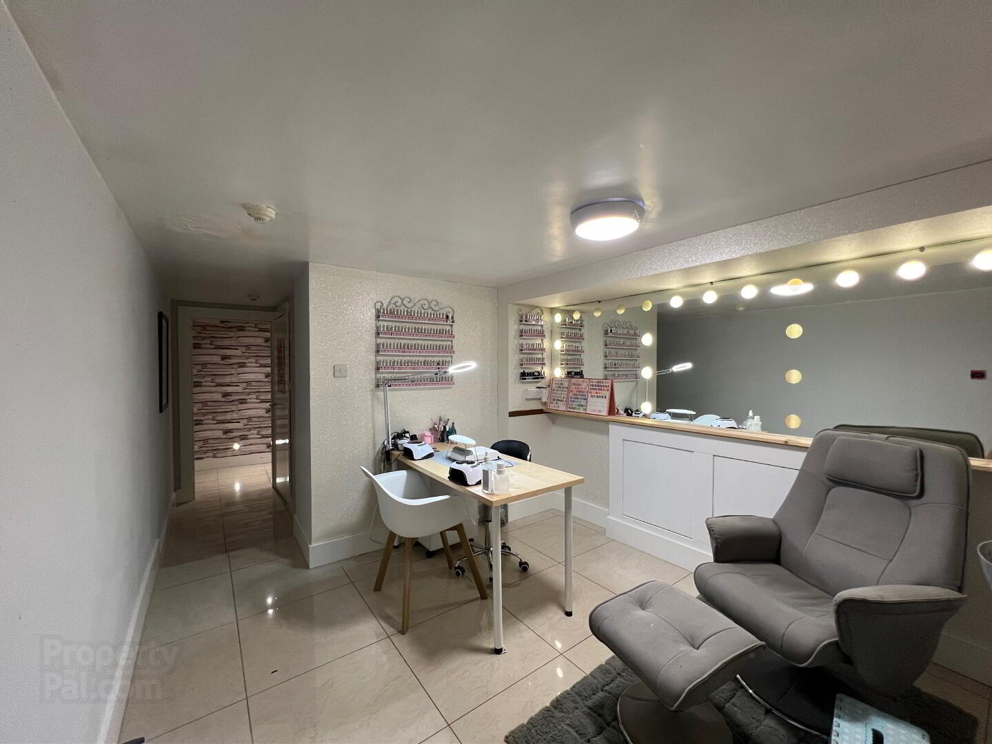 Fully Furnished Beauty Salon, 37 Church Street 10 of 23