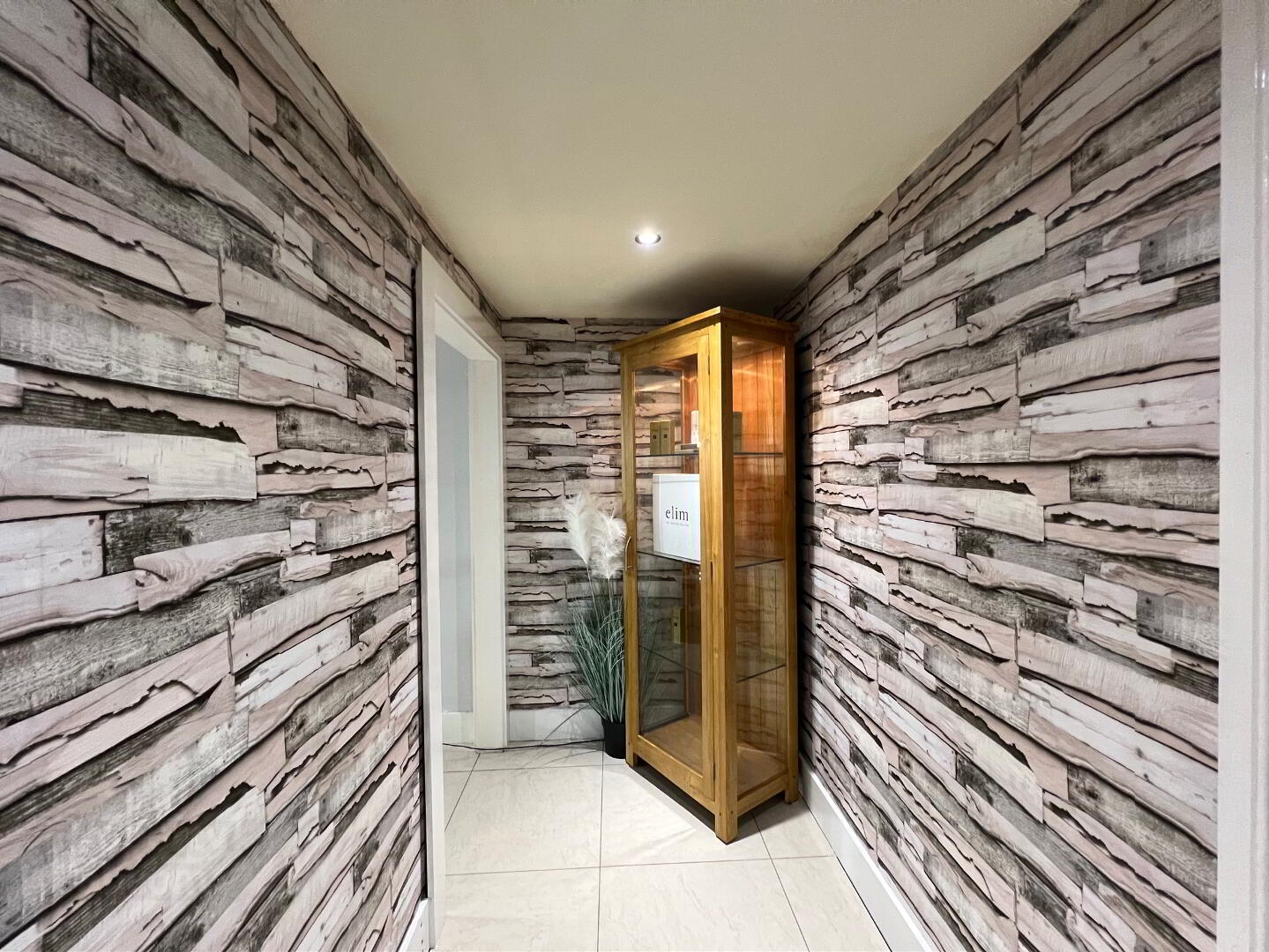 Fully Furnished Beauty Salon, 37 Church Street 8 of 23