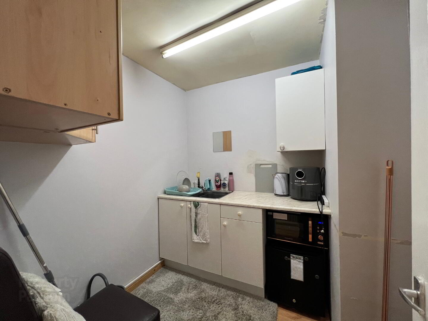 Fully Furnished Beauty Salon, 37 Church Street 18 of 23