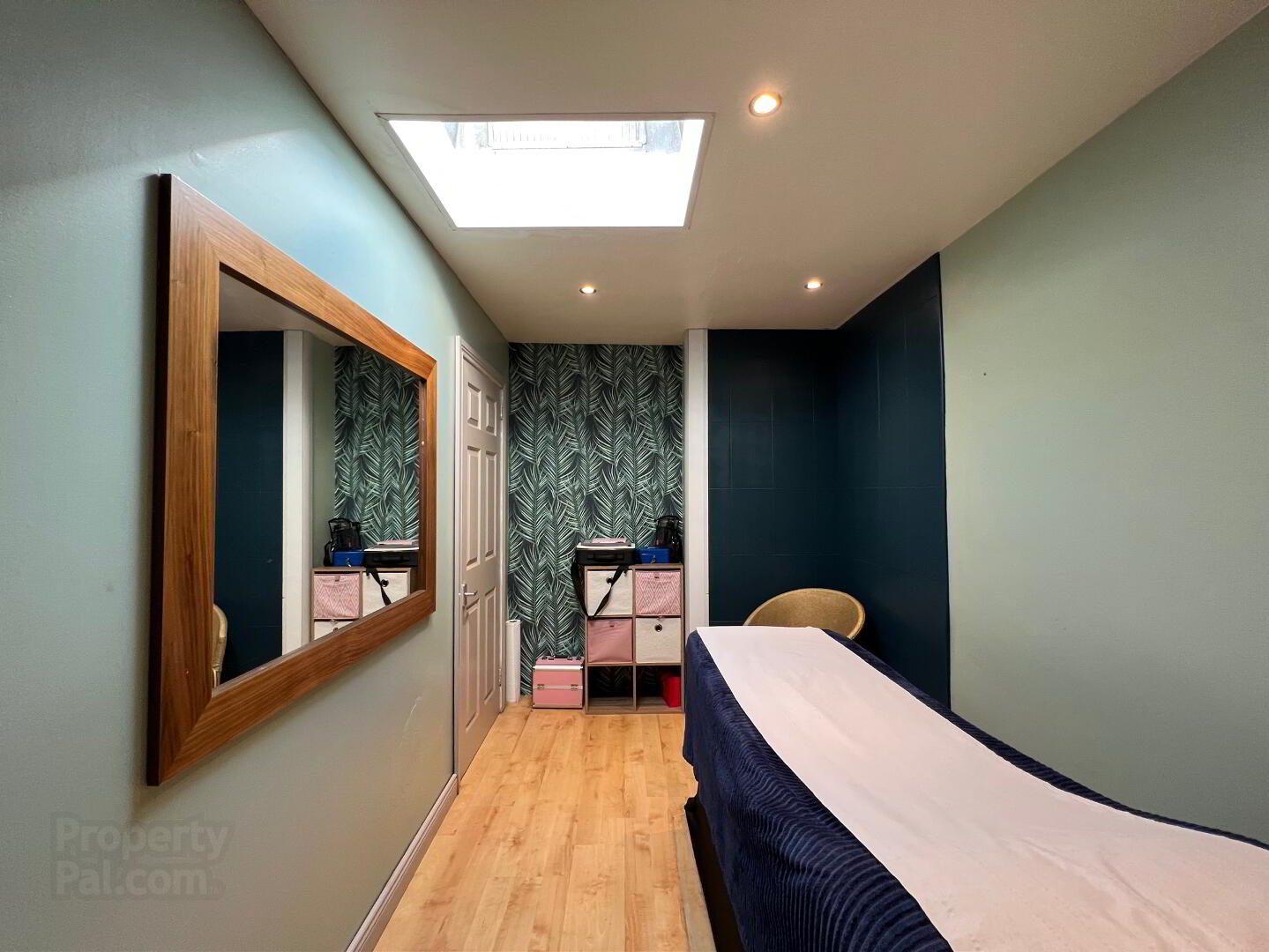 Fully Furnished Beauty Salon, 37 Church Street 20 of 23