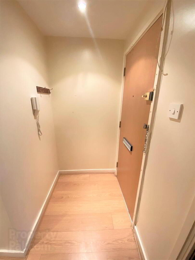 82 Queens Square 4 of 18
