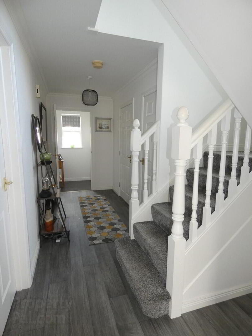 5 Wallace Crescent 8 of 38