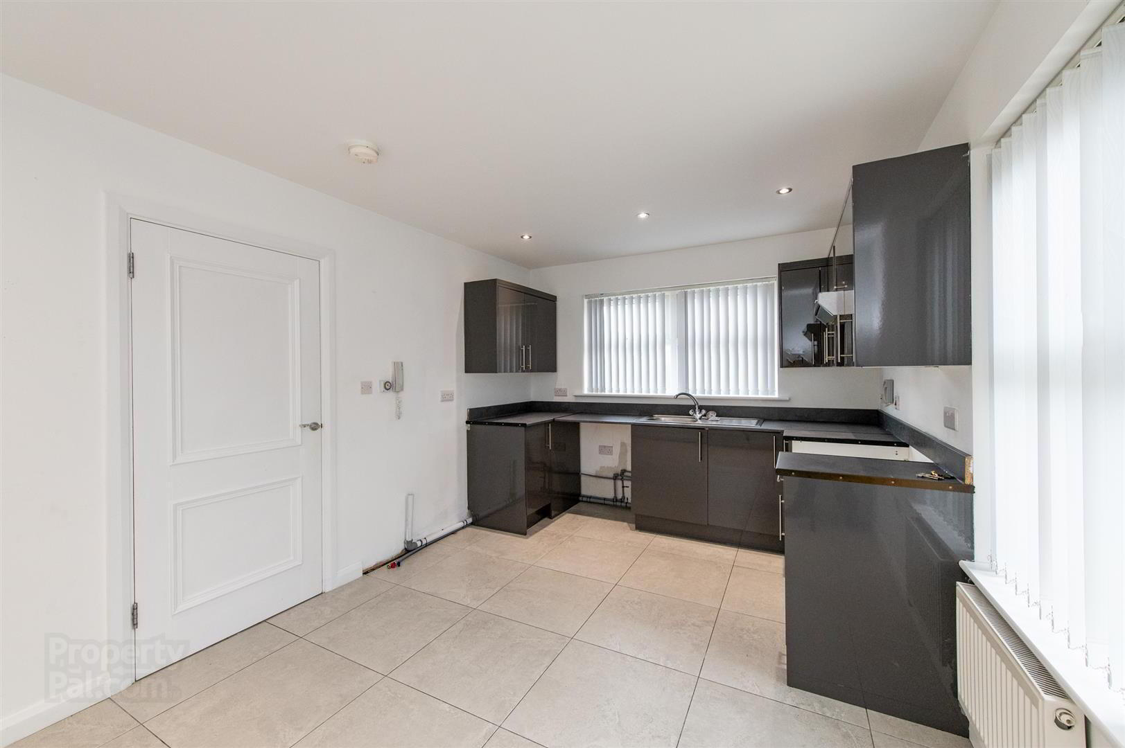 1b Strangford Road 5 of 21