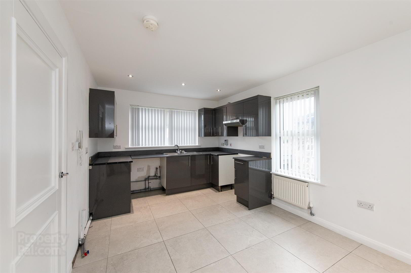 1b Strangford Road 4 of 21