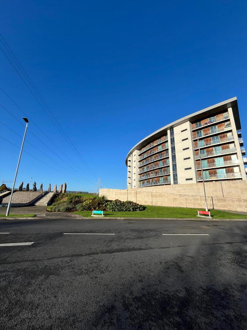 The Crescent Building, Park West