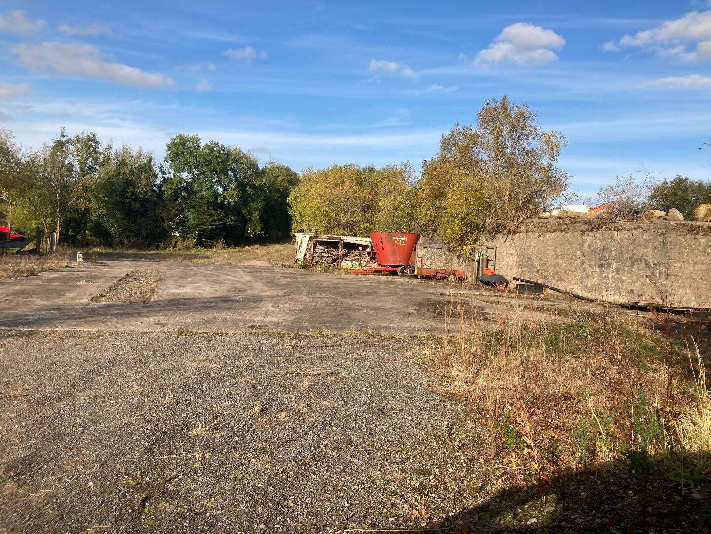 Yard At, Ballynasaggart Road