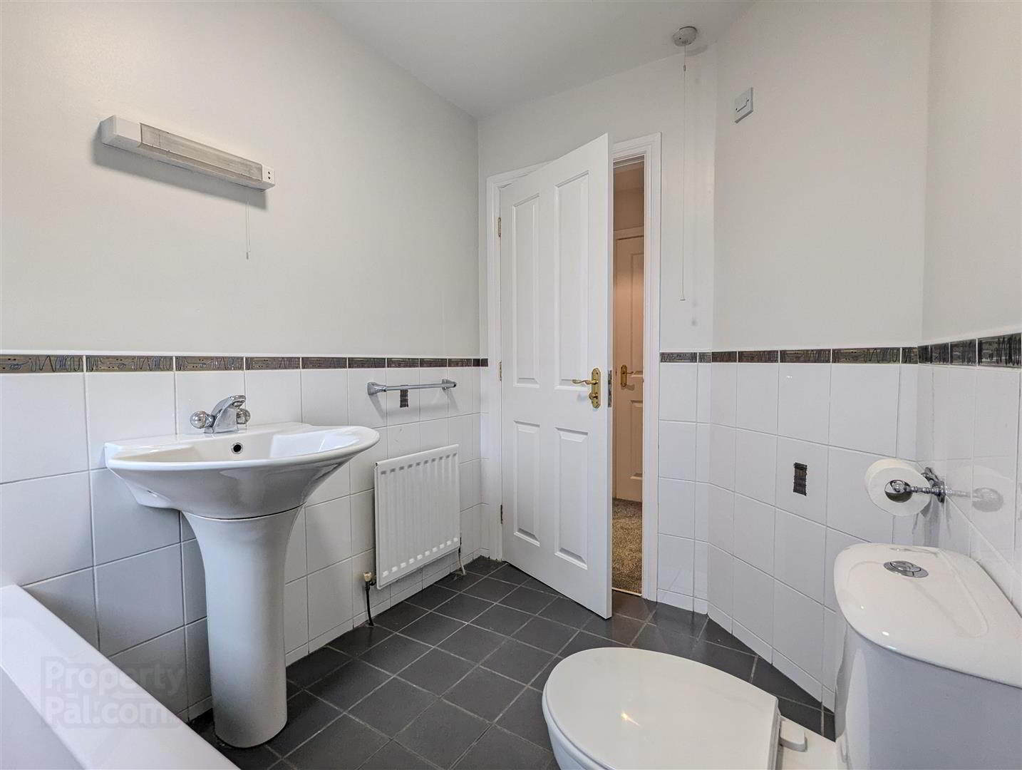 2 Lawnfield Grove 13 of 24