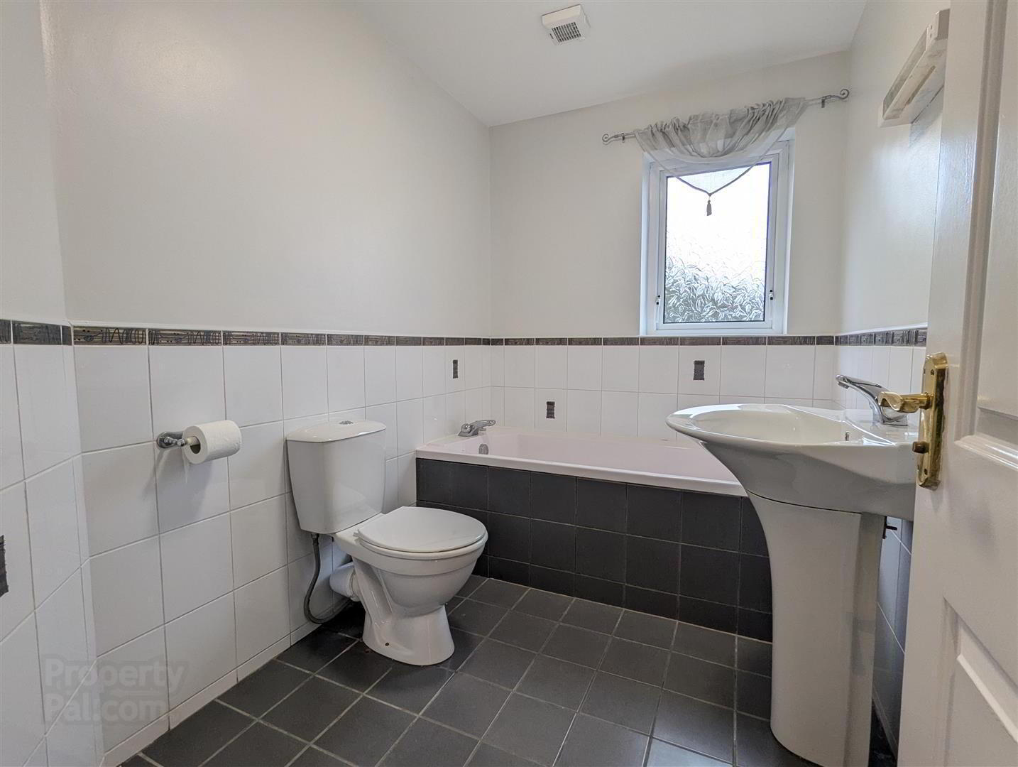 2 Lawnfield Grove 12 of 24