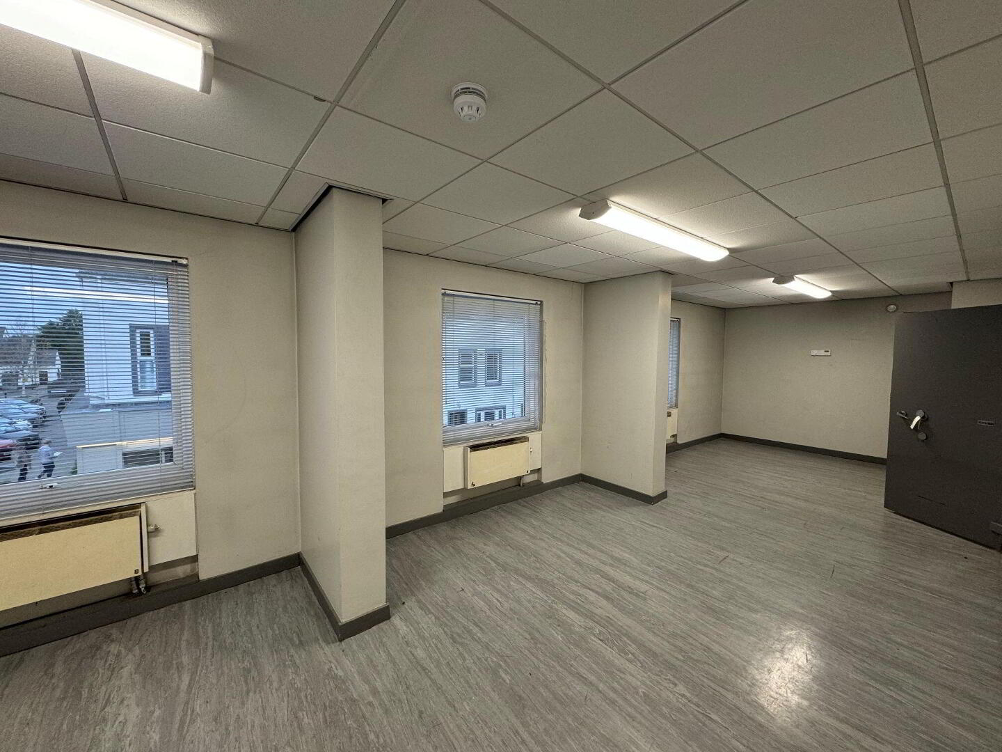 C. 954 First Floor Offices Sq Ft (, 88.66 Sq M) 2 of 6