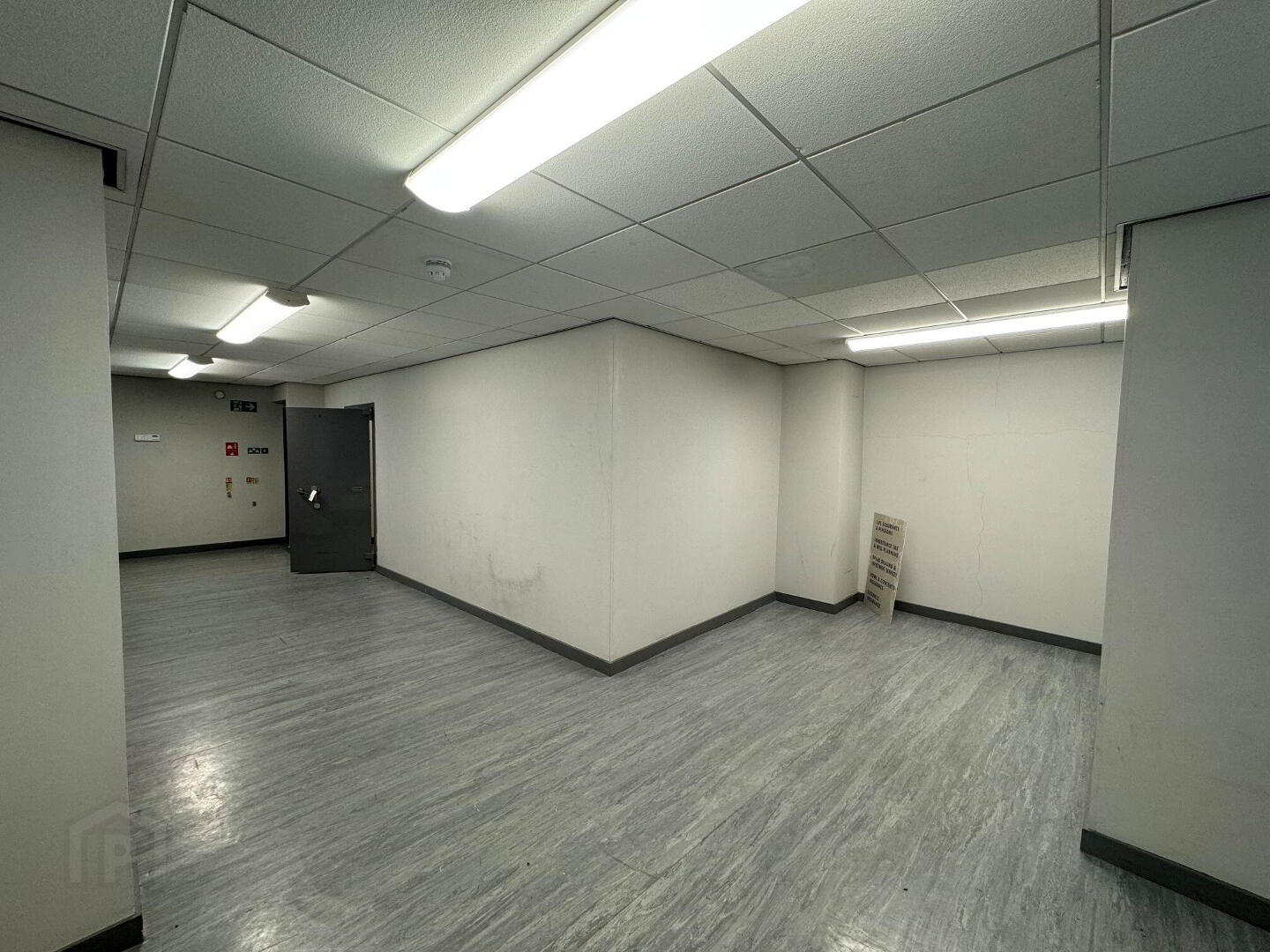 C. 954 First Floor Offices Sq Ft (, 88.66 Sq M) 4 of 6