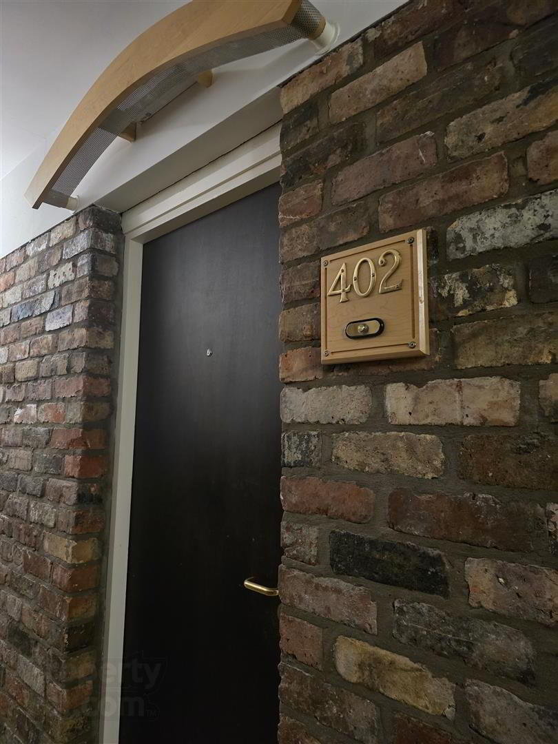 Apartment 402 Somerset Studios