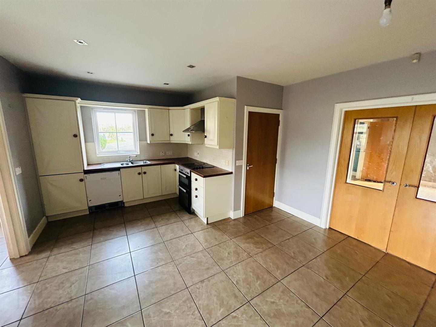 77 Blackthorn Manor 5 of 13