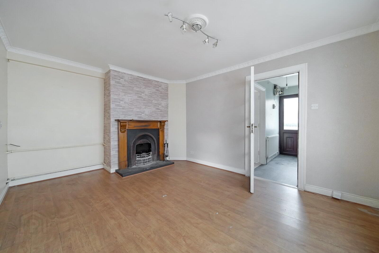 17 Saint Columba's Avenue 8 of 31