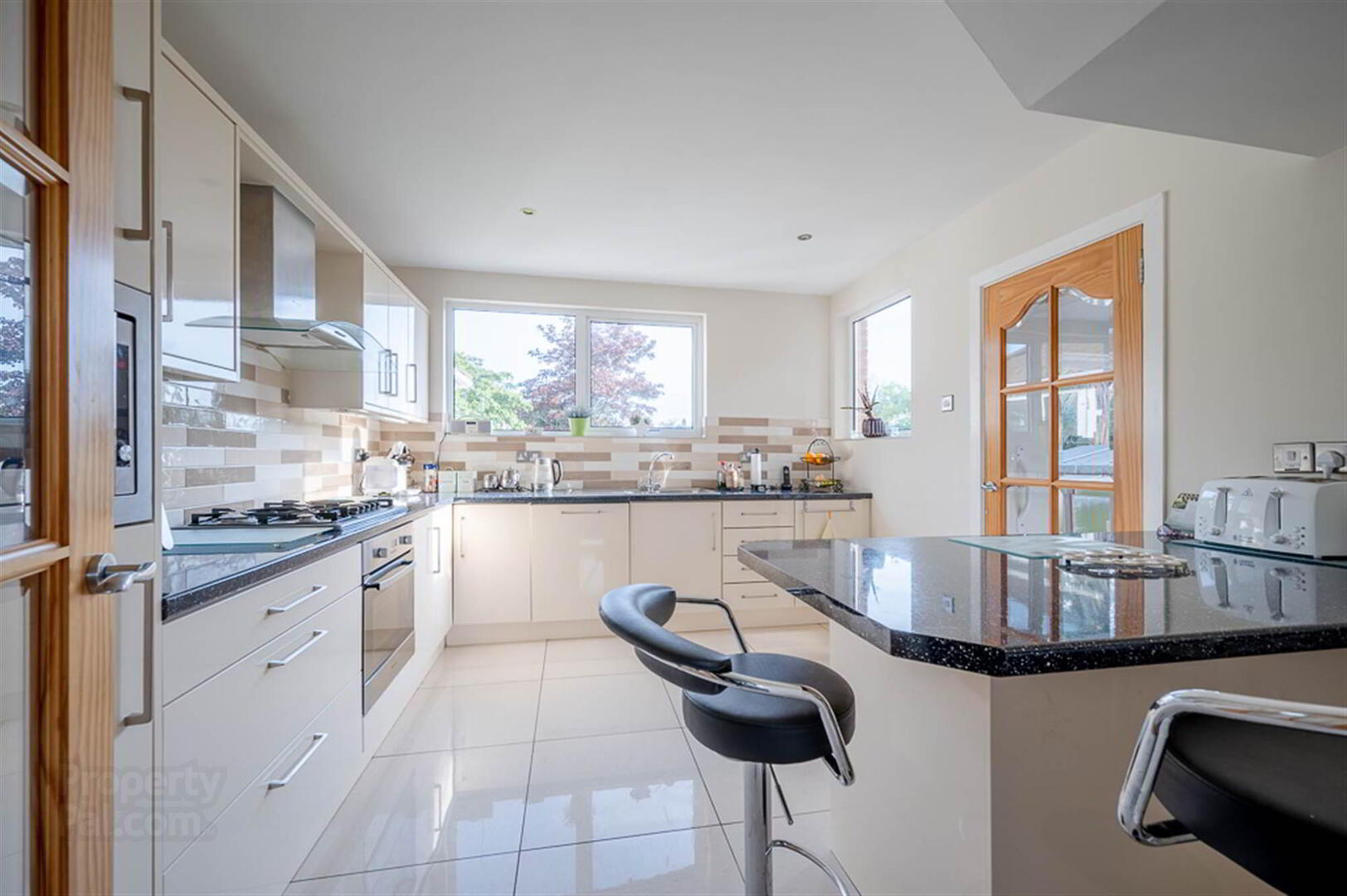 15 Grange Avenue 10 of 28