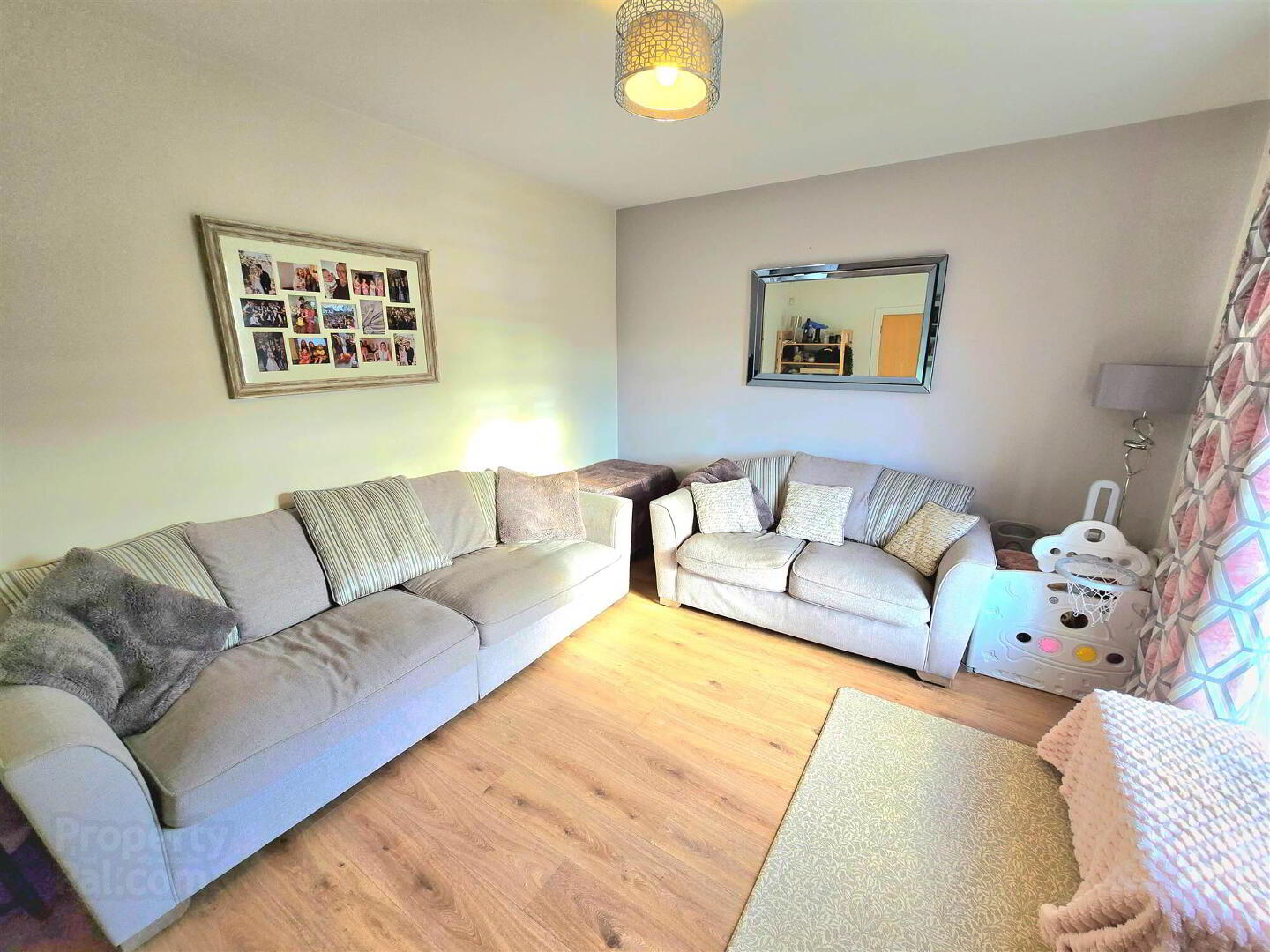 12 Ayrshire Square 3 of 21