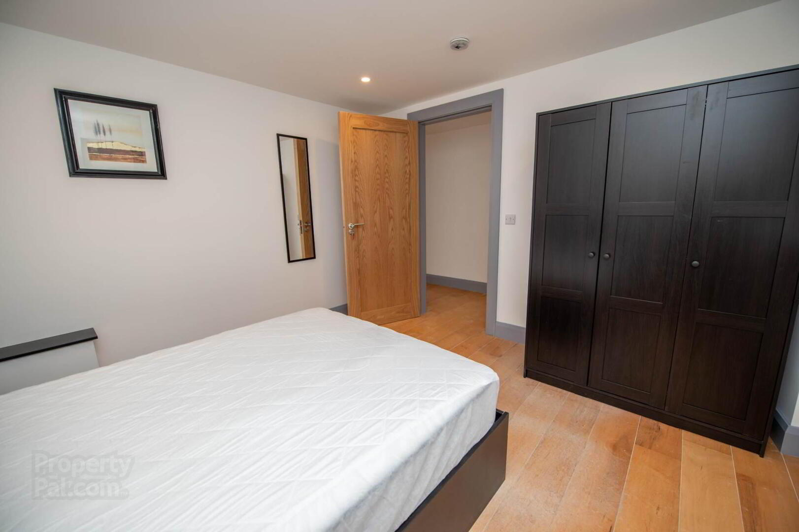 6 Cathedral Court, 26/28 Upper Main Street 4 of 12