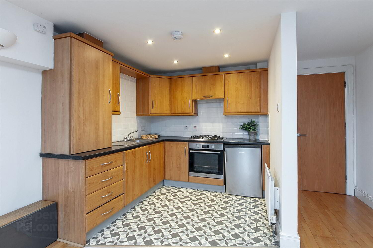 Apt 10, Lesley Plaza 5 of 13