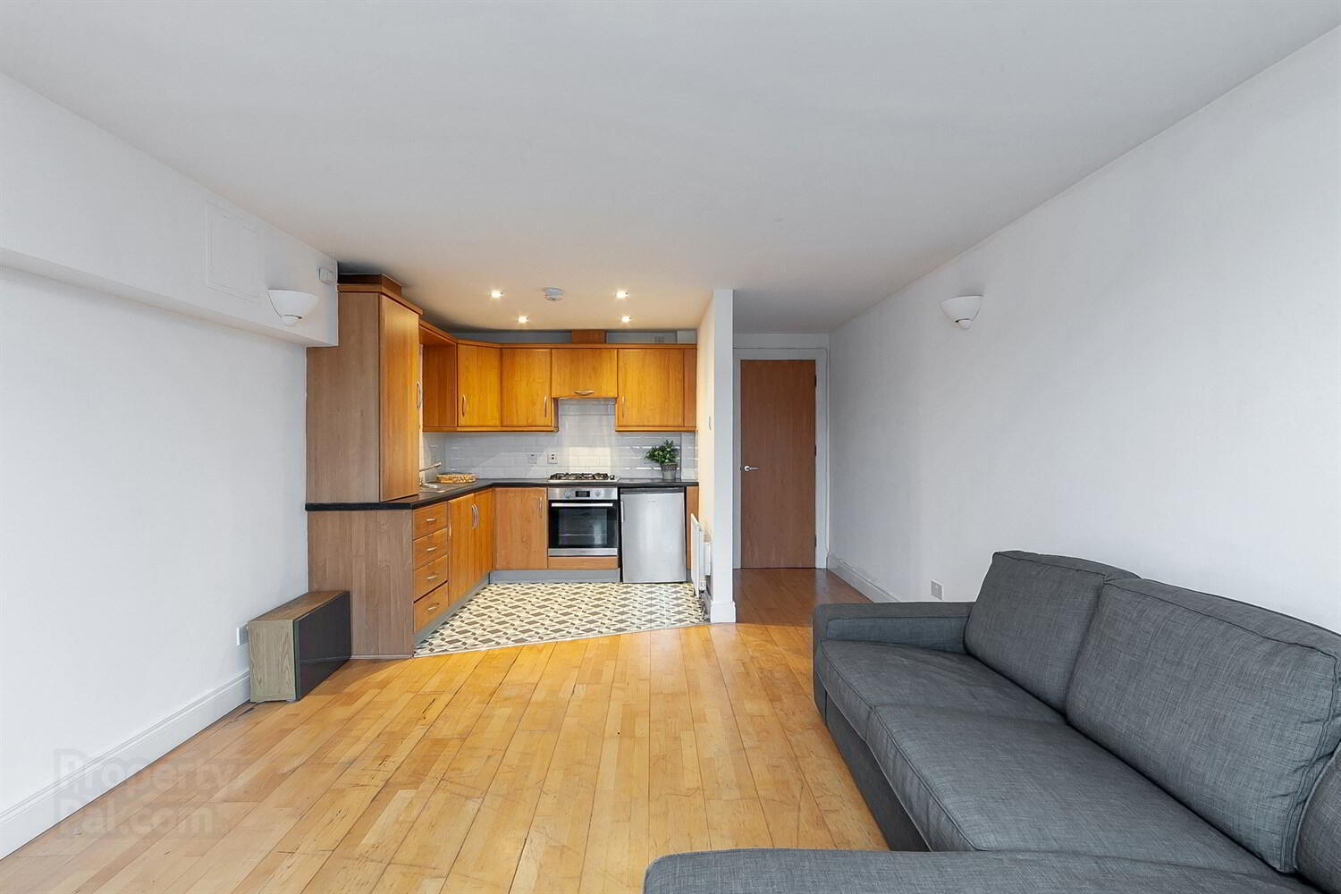 Apt 10, Lesley Plaza 4 of 13