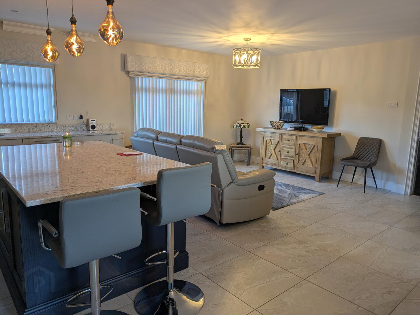 Room 1, 2 Ashlea Drive 8 of 13