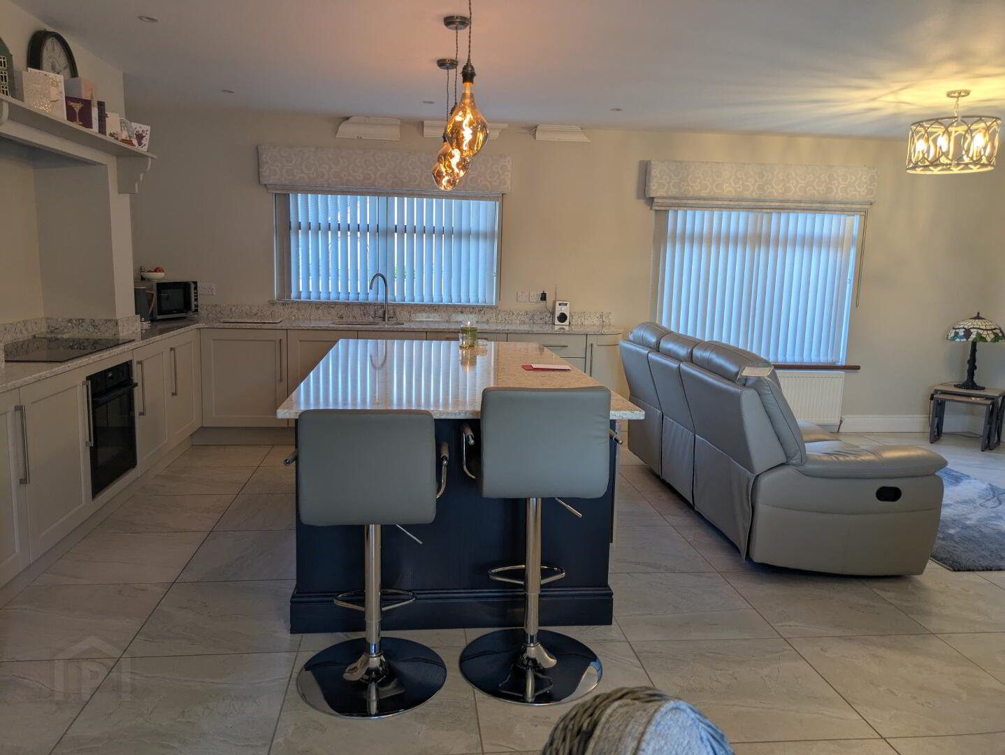Room 1, 2 Ashlea Drive 9 of 13